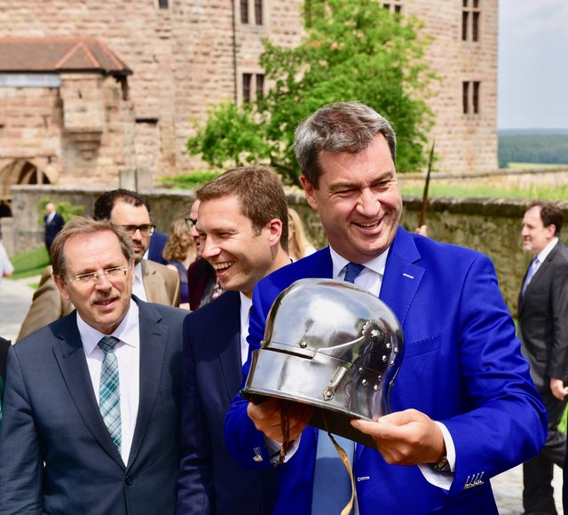 Burg-Minister Dr. Markus Söder mit einem Helm. Foto: © Peter Maskow