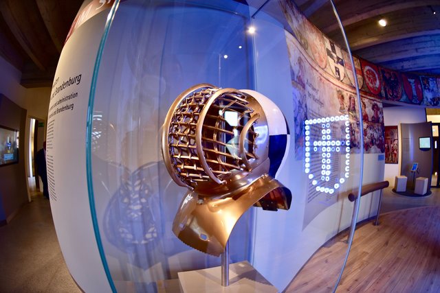 Ein gewaltiger Turnierhelm aus der Ausstellung. Foto: © Peter Maskow