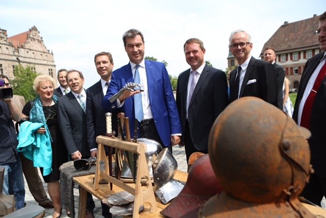 Minister Eisenfaust: Dr. Markus Söder als Burgherr! Links neben ihm Fürths Landrat Matthias Dießl, ganz links Landtagsabgeordnete Petra Guttenberger. Foto: © Sven Grundmann