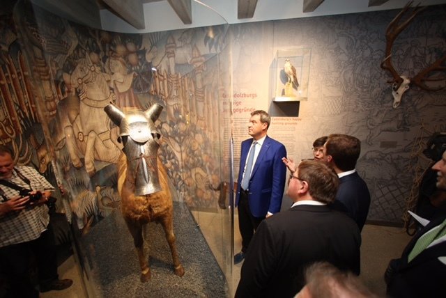 Minister Söder beim Rundgang durch die Ausstellung. Foto: © Sven Grundmann