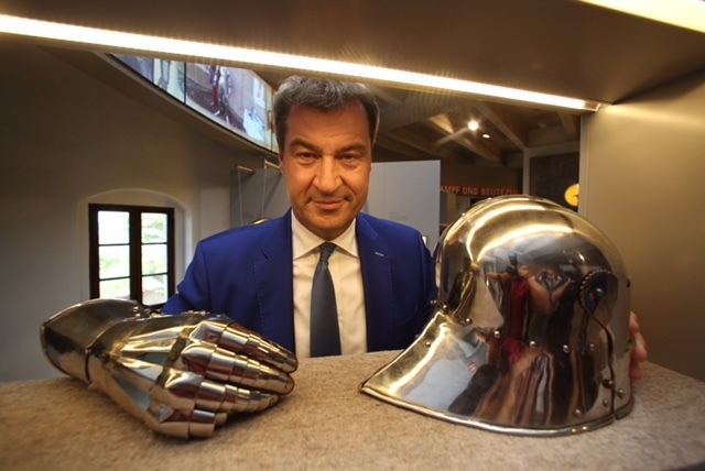 Mit Eisenhand und Helm: Bayerns oberster Burg- und Schlossherr, Finanzminister Dr. Markus Söder, in der neuen Erlebnisburg Cadolzburg. Foto: © Sven Grundmann