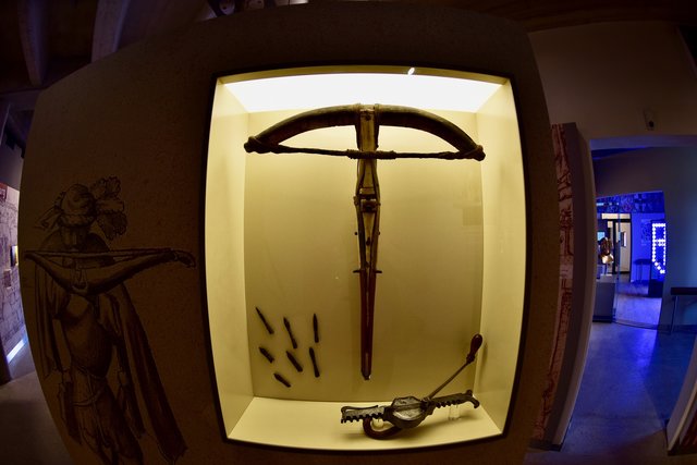 Historische Waffen, hier eine Armbrust mit den Bolzen, werden ebenfalls erklärt. Foto: © Peter Maskow