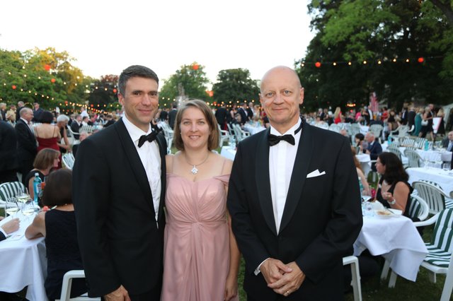 Staatssekretär MdB Stefan Müller (l.) und Ehefrau Christine mit Siemens-Vorstand Dr. Ralf Thomas. | Foto: John R. Braun