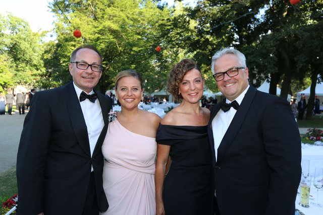 Tucher Marketing-Direktor Kai Eschenbacher (l.) mit Ehefrau Elke (2.v.l.) und Andreas Rabitz, Mercedes Benz Niederlassungsleiter, mit Ehefrau Sylvia. | Foto: John R. Braun