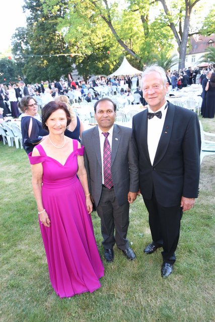 Ball-Organisatorin Ursula Ertl mit Ehemann Prof. Heimo Ertl und Sugandh Rajaram, Generalkonsul von Indien. | Foto: John R. Braun