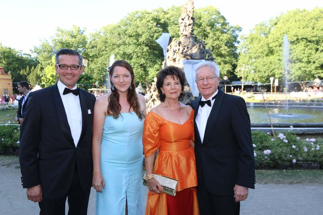 Nürnbergs Wirtschaftsreferent Dr. Michael Fraas (l.) mit Ehefrau Karin (2.v.l.) und Uni Präsident a.D. Prof. Dr. Karl-Dieter Grüseke und Ehefrau Ingrid. | Foto: John R. Braun