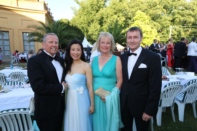 Siemens-Vorstand Klaus Helmrich (r.) und Lebensgefährtin Franziska Delp (2.v.r.) mit Unternehmer Hans-Geor Geis und Ehefrau Catherine. | Foto: John R. Braun