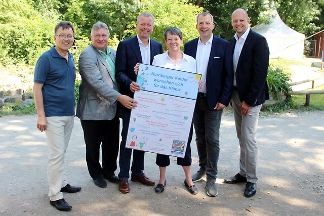 Die persönlichen Wünsche der Nürnberger Kinder stehen hier im Mittelpunkt (v.l.): Claus Haupt Leiter des Erfahrungsfeld der Sinne, Martin Burkert MdB, Nürnbergs OB Dr. Ulrich Maly, Bundesumweltministerin Dr. Barbara Hendricks und Stefan Schindler, Vorstandsvorsitzender der Sparda-Bank Nürnberg und Markus Lehnemann, Vorstand der Sparda-Bank Nürnberg. | Foto: tom