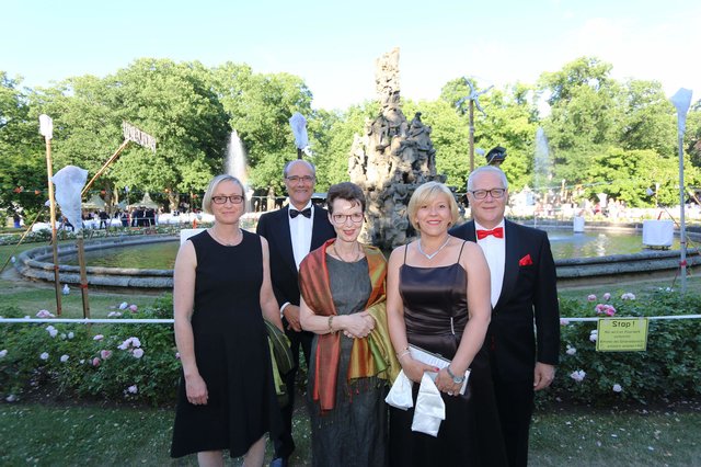 Uni Kanzler Christian Zens und Lebensgefährtin Birgit Pahl (2.v.r), die Vizepräsidenten Prof. Dr. Antje Kley  (l.) und Prof. Dr. Günter Leugering (2.v.l.) mit Ehefrau Barbara. | Foto: John R. Braun