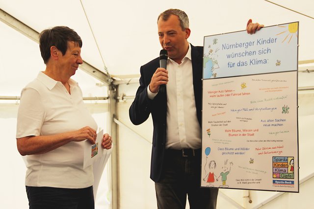 Stefan Schindler, Vorstandsvorsitzender der Sparda-Bank Nürnberg, übergibt Bundesumweltministerin Dr. Barbara Hendricks die persönlichen Wünsche der Kinder. | Foto: tom