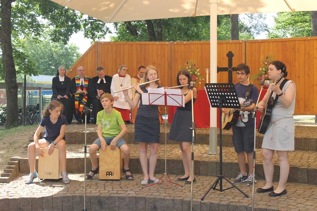 Auch die Jugendlichen begeisterten mit modernen religiösen Liedern. | Foto: © Victor Schlampp