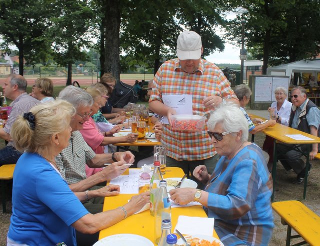 Robert Jaksch verteilt die Zettel mit dem Ökumenequizz. | Foto: © Victor Schlampp
