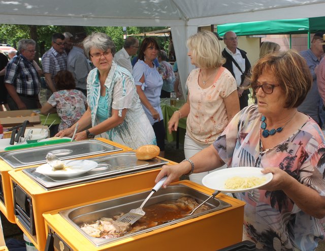 Das Team bei der Essensausgabe war hervorragend organisiert. | Foto: © Victor Schlampp