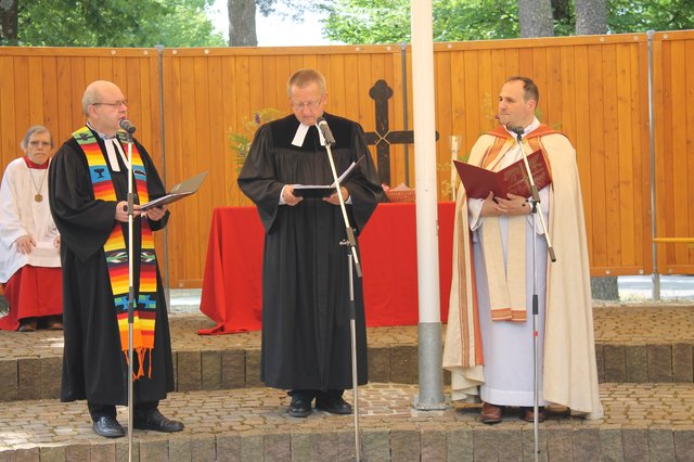 Bei der "Trialogpredigt" (v.l.) Pfarrer Wilfried Vogt (Leerstetten), Pfarrer Hermann Thoma (Schwand) und Pfarrvikar Adriano Sturchio. | Foto: © Victor Schlampp