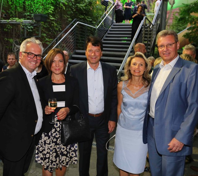 Nürnbergs Mercedes-Chef Andreas Rabitz mit Gattin Sylvia, Sparkassenvorstand Matthias Benk sowie Dagmar und Dr. Roland Fleck (Chef der NürnbergMesse, von links).