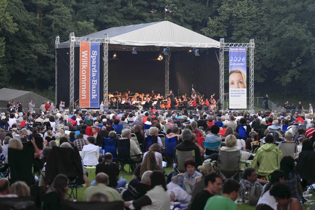 Ausgerüstet mit Klappstühlen, Decken und Picknick- Körben kommen jedes Jahr nicht nur Klassikfans in den Fürther Stadtpark.