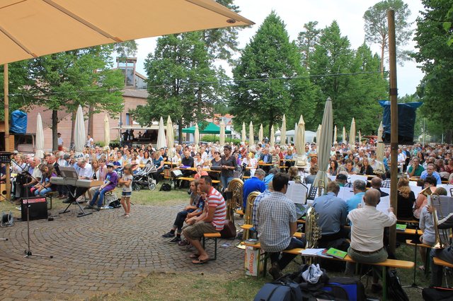 Über 500 Gläubige (das Foto zeigt nur einen Ausschitt) waren gekommen, um gemeinsam Gottesdienst und Gemeindefest zu feiern. | Foto: © Victor Schlampp