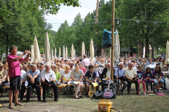 Bei traumhaften Sommerwetter hatten viele Gläubige den Weg nach Schwanstetten gefunden. | Foto: © Victor Schlampp