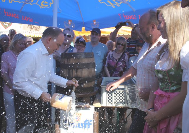 Sebastian Brehm beim aktuellen Bieranstich am Freitag: Das "Biertropfen-Feuerwerk" sieht dramatischer aus. als es in Wirklichkeit war. Die Umstehenden bekamen keine Spritzer ab. | Foto: © Victor Schlampp
