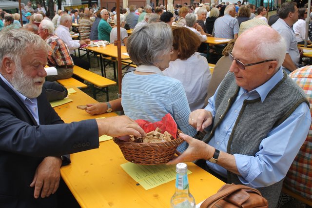 Ein gemeinsamer Korb mit Brotstücken wurde während des Gottesdienstes herumgereicht. | Foto: © Victor Schlampp