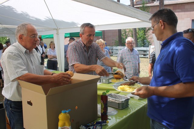 Dank der vielen freiwiligen Helferinnen und Helfer verlief die Essensausgabe zügig und harmonisch. | Foto: © Victor Schlampp