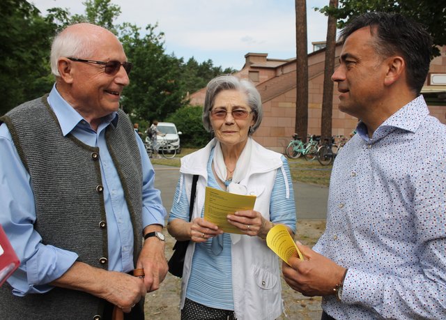 Diakon Johannes Weiß (l.) und seine Frau im Gespräch mit Bürgermeister Robert Pfann. | Foto: © Victor Schlampp