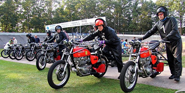Die Lenker der Motorräder sind als Stangen weit nach hinten verlängert, damit der Schrittmacher möglichst aufrecht für viel Windschatten sorgen kann. Foto: © Manfred Marr