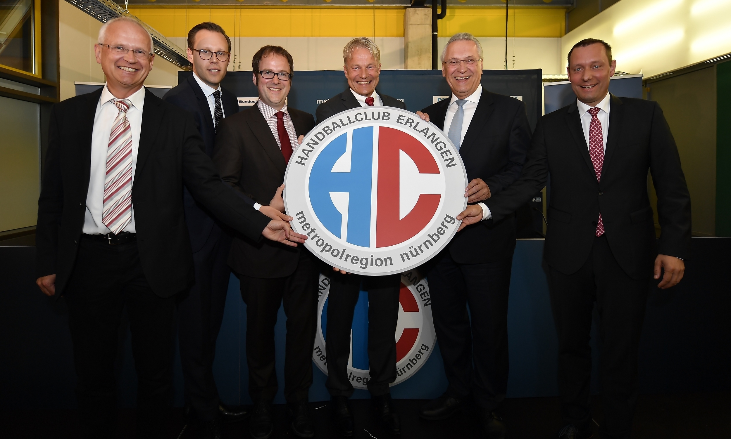 Sie präsentierten das neue Vereins-Logo (v. l.): Nürnbergs Bürgermeister Dr. Klemens Gsell, HC-Erlangen Aufsichtsrat Marc Sontofski, Erlangens Oberbürgermeister Dr. Florian Janik, HC-Erlangen-Aufsichtsrats-Chef Dr. Carsten Bissel, Innenminister Joachim Herrmann und der Ratsvorsitzende der Metropolregion Nürnberg, Armin Kroder.