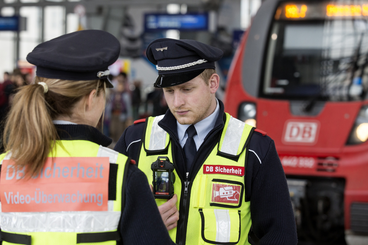 Körperkameras sollen Beweismittel sichern und eventuelle Angreifer abschrecken. Das Sicherheitspersonal mit Bodycam erhält ein zusätzliches Schild, welches die Videoaufnahme anzeigt.