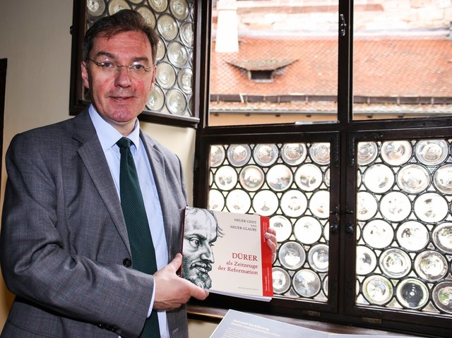 Dr. Thomas Schauerte (Leiter des Albrecht-Dürer-Hauses) hat es geschafft, dass sich Besucher wie in einer Zeitmaschine ins Nürnberg des 16. Jahrhunderts versetzen können. | Foto: Nicole Fuchsbauer
