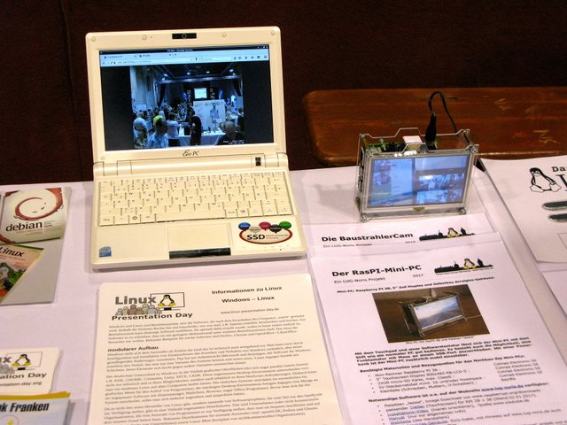 Das Bild unserer Baustrahler-WebCam, rechts daneben unser Mini-PC