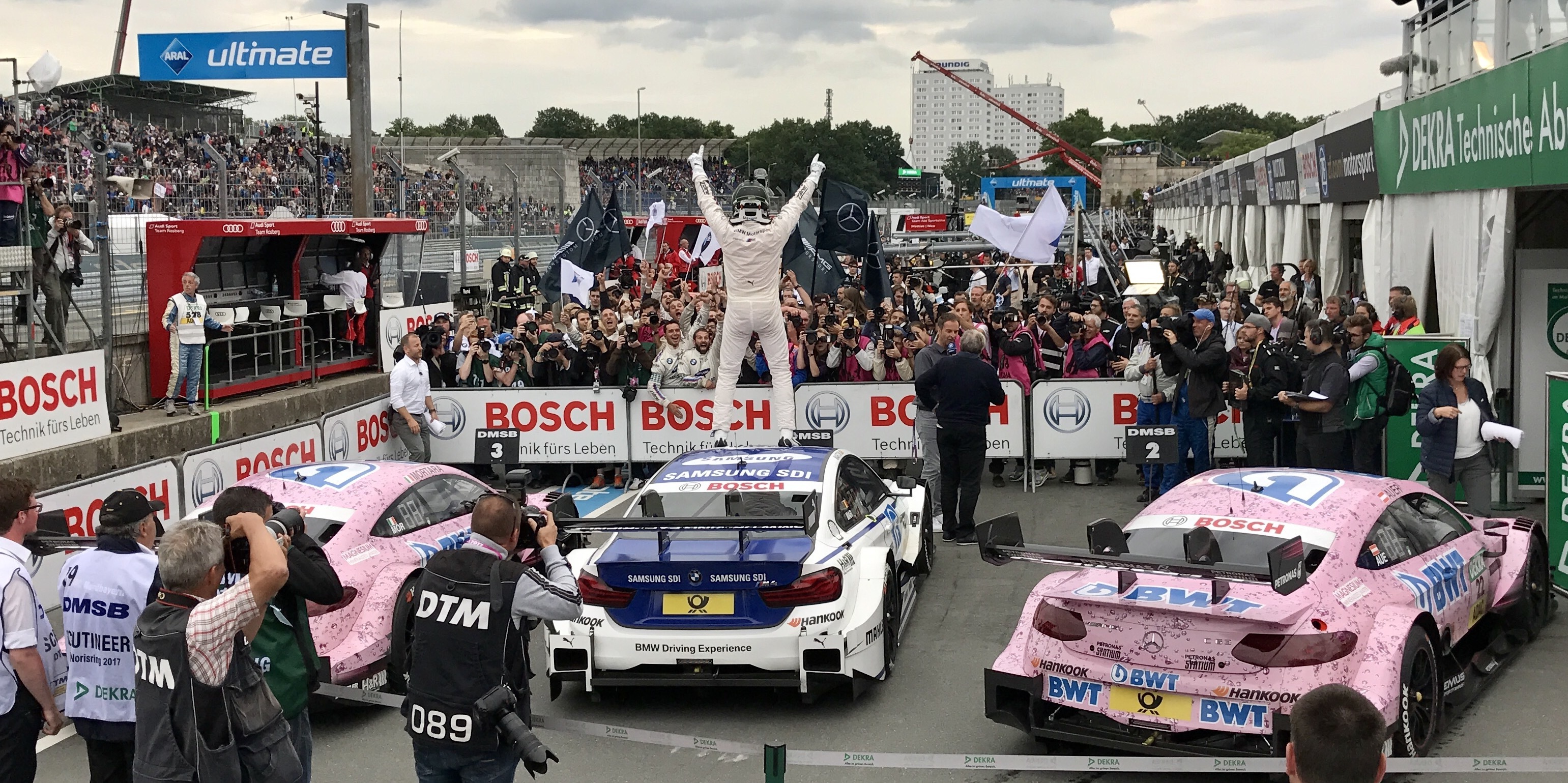 BMW-Pilot Maxime Martin bejubelt seinen Sieg im Sontagsrennen.