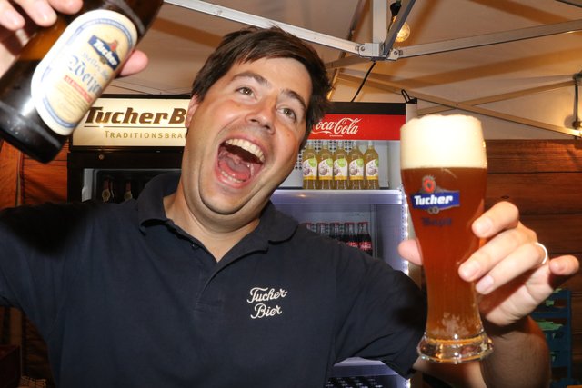 Unermüdlich am Einschenken: Nikolaus Zitzelsberger, Tucher. | Foto: Udo Dreier