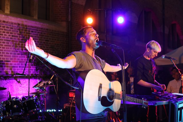 Beim Medienfest im Rahmen der Lokalrundfunktage 2017 war Popstar Lions Head (Ignacio „Iggy“) live zu erleben.  Zuvor wurde er mit dem Galaxy-Award ausgezeichnet – sein erster Award, wie er freudig erzählte, denn: ,,Radio started my Career". | Foto: Udo Dreier