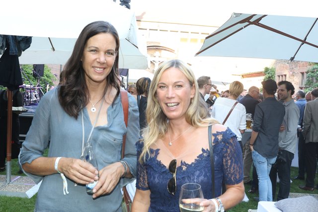 Filmproduzentin Andrea Plötz mit TV-Frau Birgit von Bentzel. | Foto: Udo Dreier