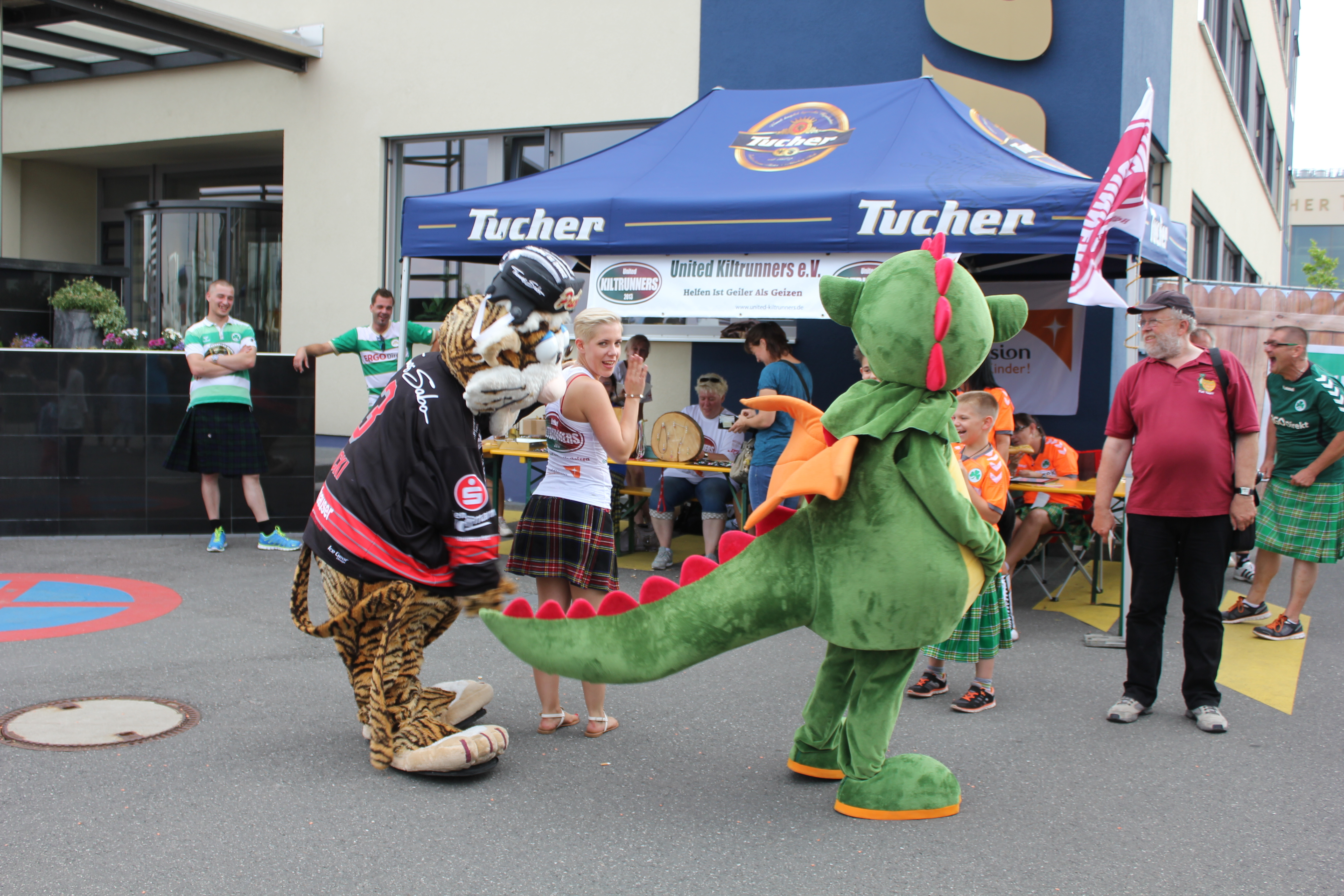 Für gute Laune beim Brauereifest sorgen auch die Maskottchen der Ice Tigers, Schloss Thurn, der SpVgg Greuther oder von Tucherland. Foto: Ebersberger