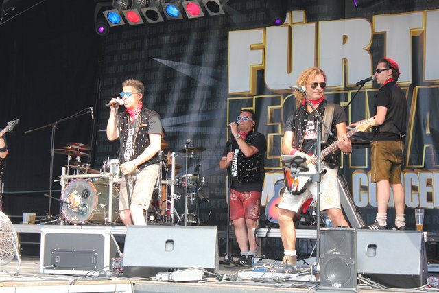 Die Partyvögel wissen wie man die Fürther iin Stimmung bringt. Foto: Ebersberger