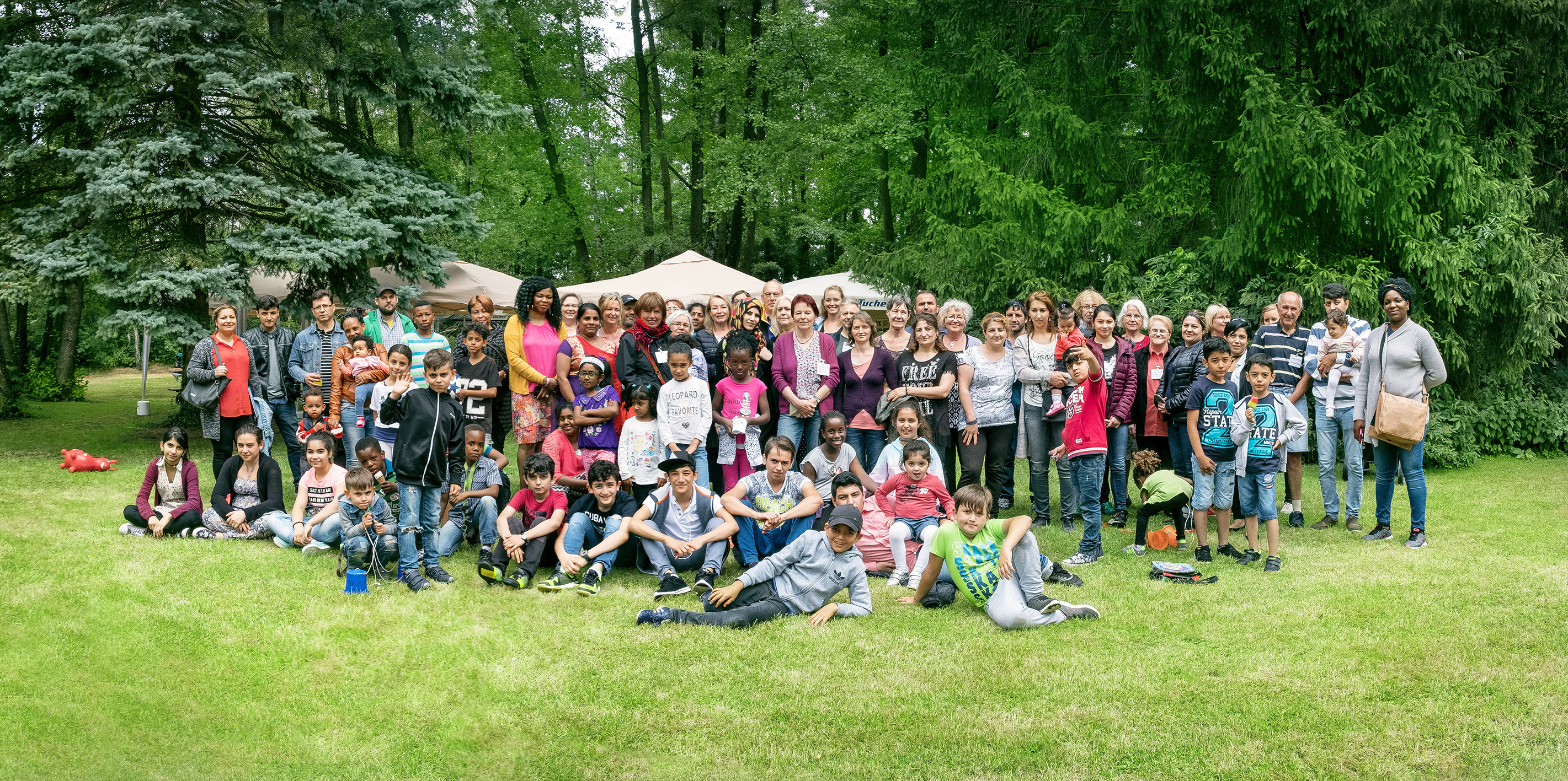 Sorglose, fröhliche Stimmung beim Wings to school Sommerfest auf dem Caritas-Gelände im Kuhweiherweg in Nürnberg.
