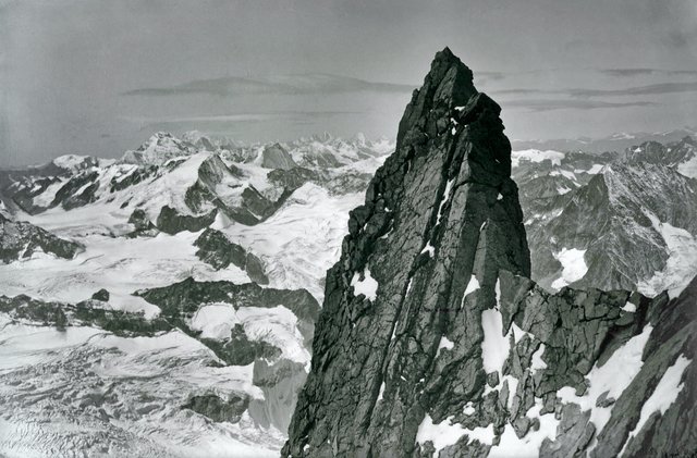 Die Gabel, im Hintergrund Aiguille d’Argentière, Aiguille Verte, Dent du Midi, Dent Blanche-Westflanke, Glacier de Ferpècle (Ferpècle-Gletscher). Sommer 1928. | Foto: Stadtarchiv Nürnberg