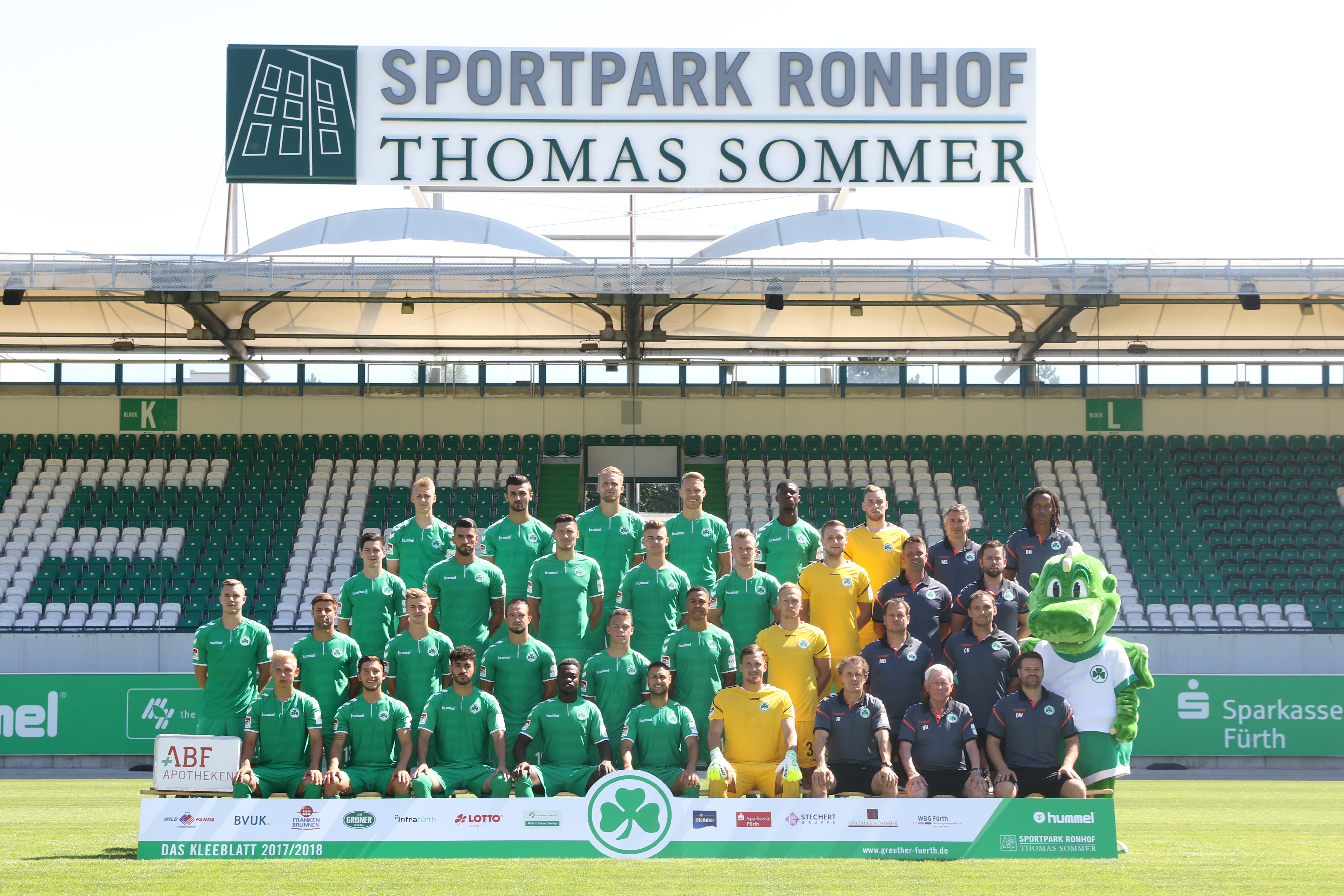 Vor der Abreise ins Trainingslager stand noch für Mannschaft, Betreuer und Maskottchen Eddy ein Fototermin auf dem Plan.