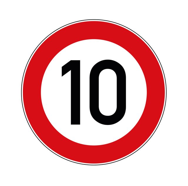 Nachdem das Bundesverkehrsministerium den neuen Verkehrszeichenkatalog nunmehr in Kraft gesetzt hat ohne das 10-Kilometer-pro-Stunde-Schild aufzunehmen, musste auch die Beschilderung geändert werden.