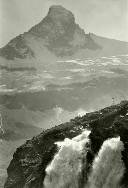 Matterhorn (Hörnligrat – Zmuttgrat) vom Weg zur Schönbielhütte, im Vordergrund der Arbenbachfall. Sommer 1926. | Foto: Stadtarchiv Nürnberg