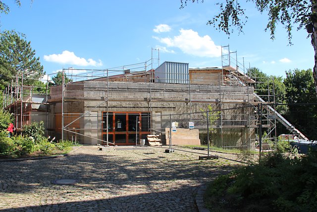 Das in den 70er Jahren errichtete Chrorzentrum wird derzeit von Grund auf saniert.     | Foto: tom