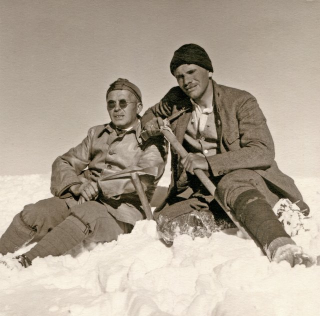 „Höher geht’s nimmer“ – Auf dem Mont Blanc: A. E. Henninger, Bergkamerad von der Sektion Reichenbach des Deutschen und Österreichischen Alpenvereins, und Alfred Cohn (rechts). Sommer 1926. | Foto: Stadtarchiv Nürnberg