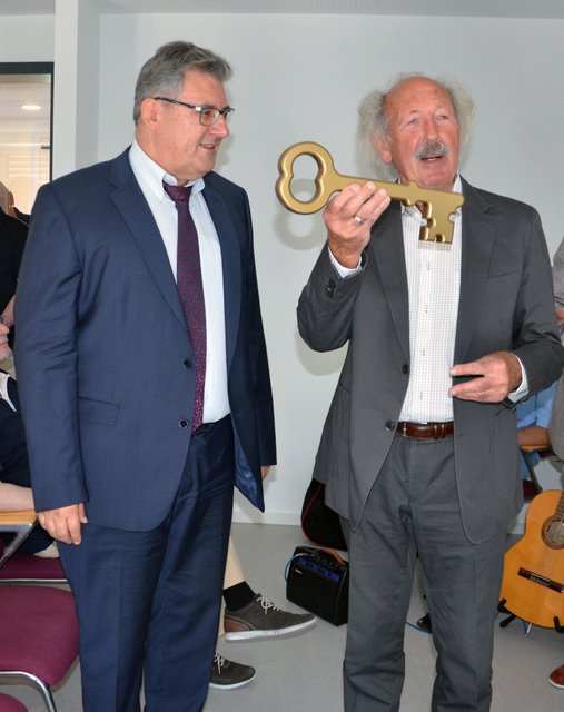 Horst Schmidbauer, Vorsitzender der Lebenshilfe Nürnberg (r.) hat mit Freude aus den Händen von wbg-Chef Frank Thyroff den Schlüssel für den neuen SIGENA- Stützpunkt Mögeldorf entgegengenommen. | Foto: Birgit Hunger, wbg