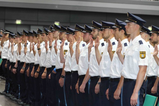 Neuer Rekord bei der Bayerischen Polizei: Bayerns Innenminister Joachim Herrmann vereidigt in Nürnberg 1.546 neue Polizistinnen und Polizisten. | Foto: Udo Dreier