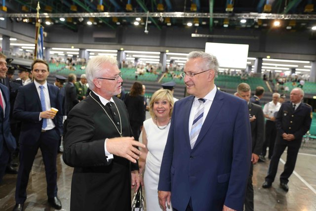 Der Bayerische Innenminister Joachim Herrmann (r.) mit Ehefrau Gerswid und Regionalbischof Prof. Dr. Stefan Ark Nitsche. | Foto: Udo Dreier