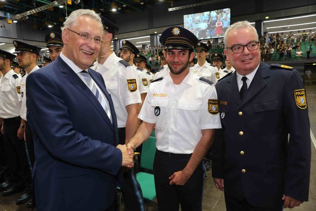 Neuer Rekord bei der Bayerischen Polizei: Bayerns Innenminister Joachim Herrmann vereidigt in Nürnberg 1.546 neue Polizistinnen und Polizisten. | Foto: Udo Dreier