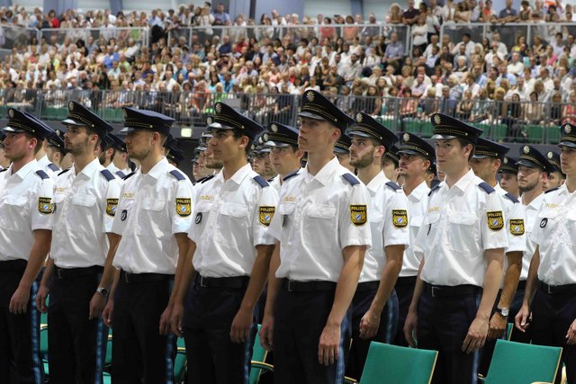 Neuer Rekord bei der Bayerischen Polizei: Bayerns Innenminister Joachim Herrmann vereidigt in Nürnberg 1.546 neue Polizistinnen und Polizisten. | Foto: Udo Dreier
