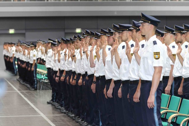 Neuer Rekord bei der Bayerischen Polizei: Bayerns Innenminister Joachim Herrmann vereidigt in Nürnberg 1.546 neue Polizistinnen und Polizisten. | Foto: Udo Dreier